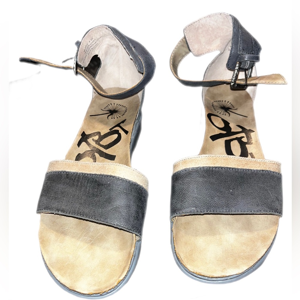 Women size 6M OTBT Martha TX Sandals Black Leather Ankle Strap Wedge Buckle Flat